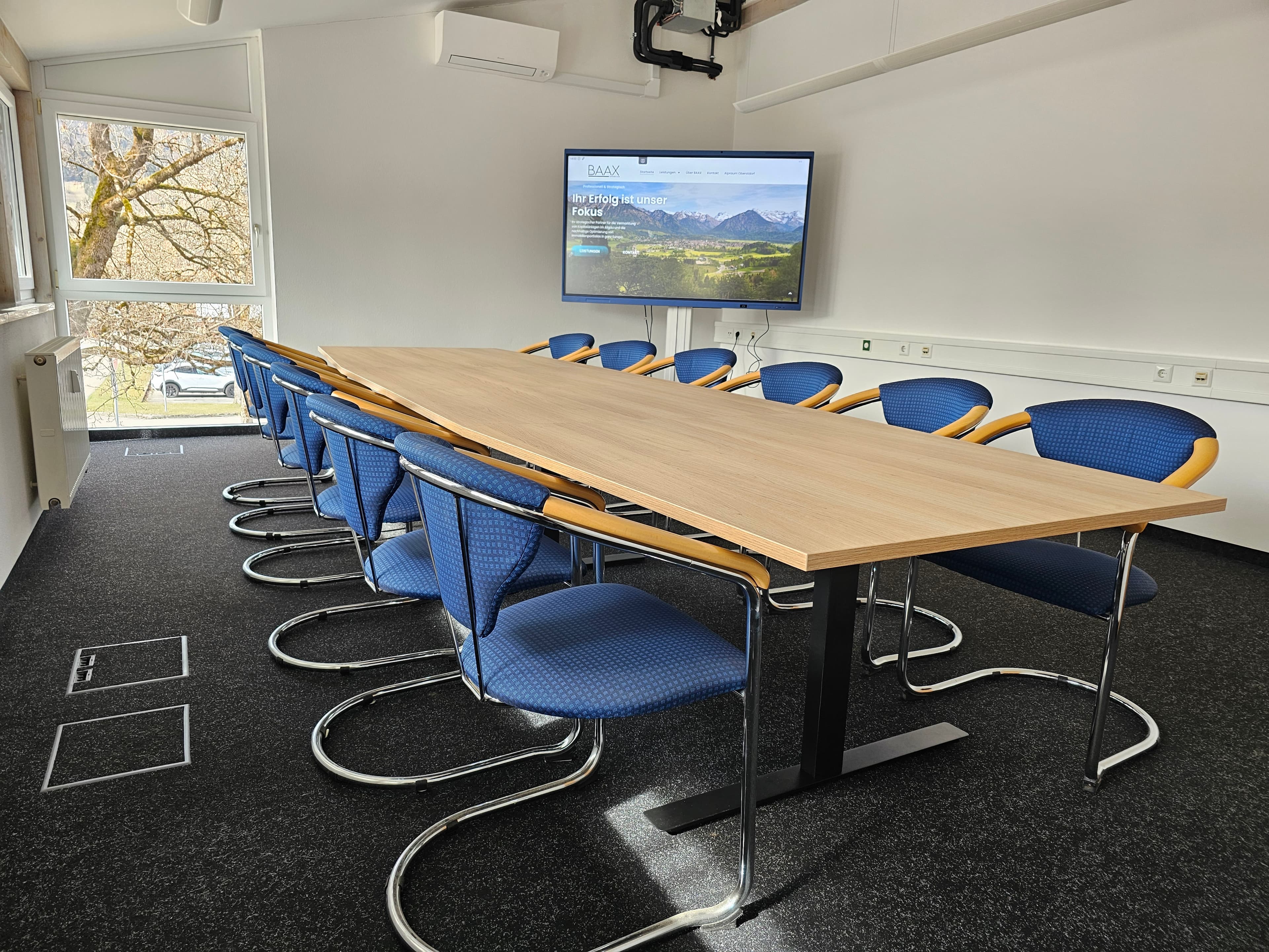 Meetingraum mit Präsentationstechnik im Alpraum Workspace